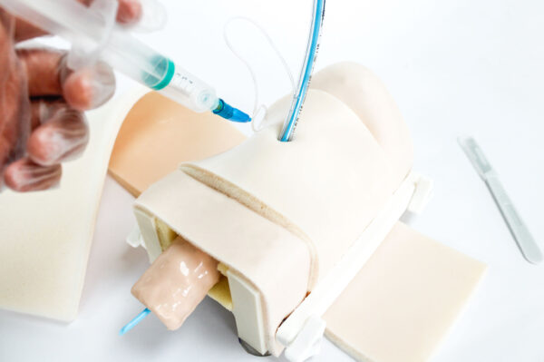 Simulador de cricotiroidotomía avanzado